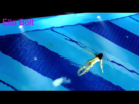 ❤️ 나는 보는 것을 멈출 수 없다, 젊은 금발이 ELLA BOLT 리조트 수영장에서 누드로 수영하다 적발 ️ 포르노 ko.teatroporno.ru에서 ﹏